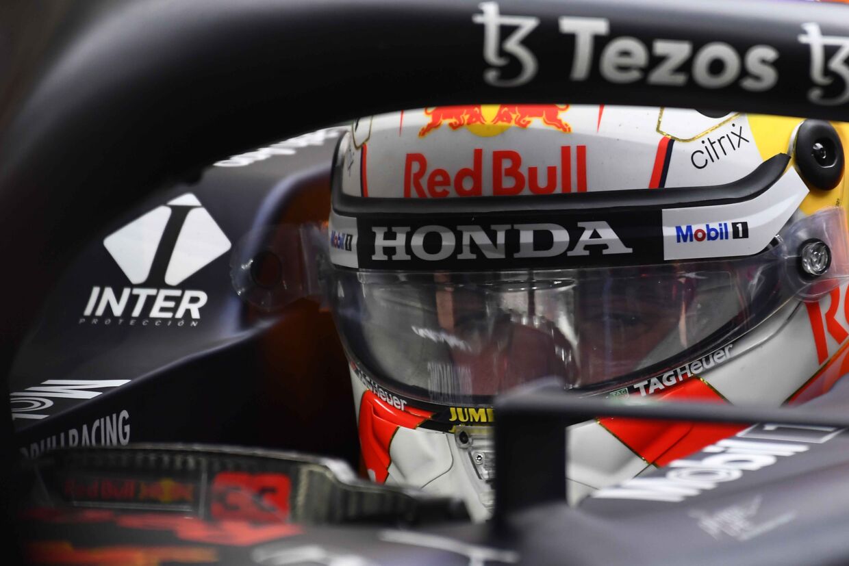 Max Verstappen (Red Bull-Honda) var på fjerdepladsen to tiendedele sekund efter VM-rivalen Lewus Hamilton (Mercedes) i fredagens trænings til Saudi Arabiens Grand Prix.