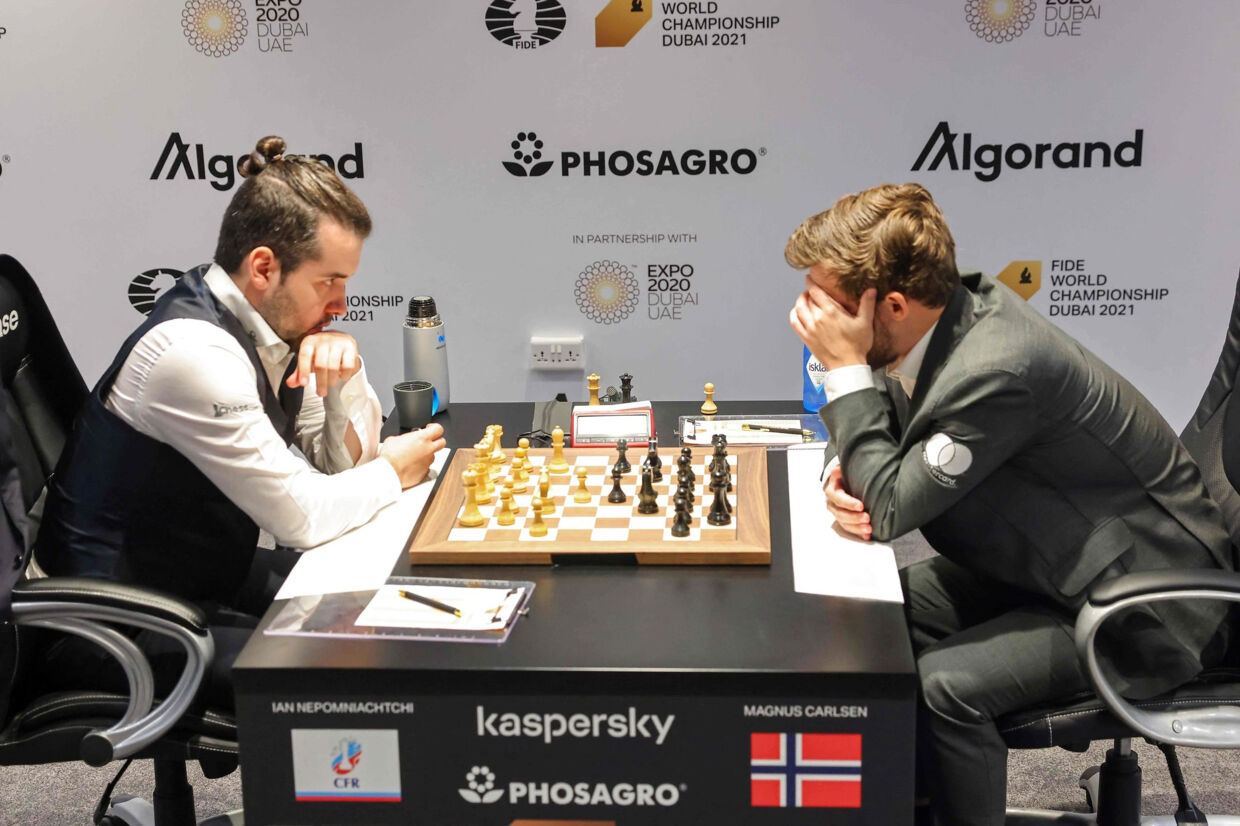 Magnus Carlsen (til højre) blev den første til at vinde et parti ved VM i skak. Giuseppe Cacace/Ritzau Scanpix