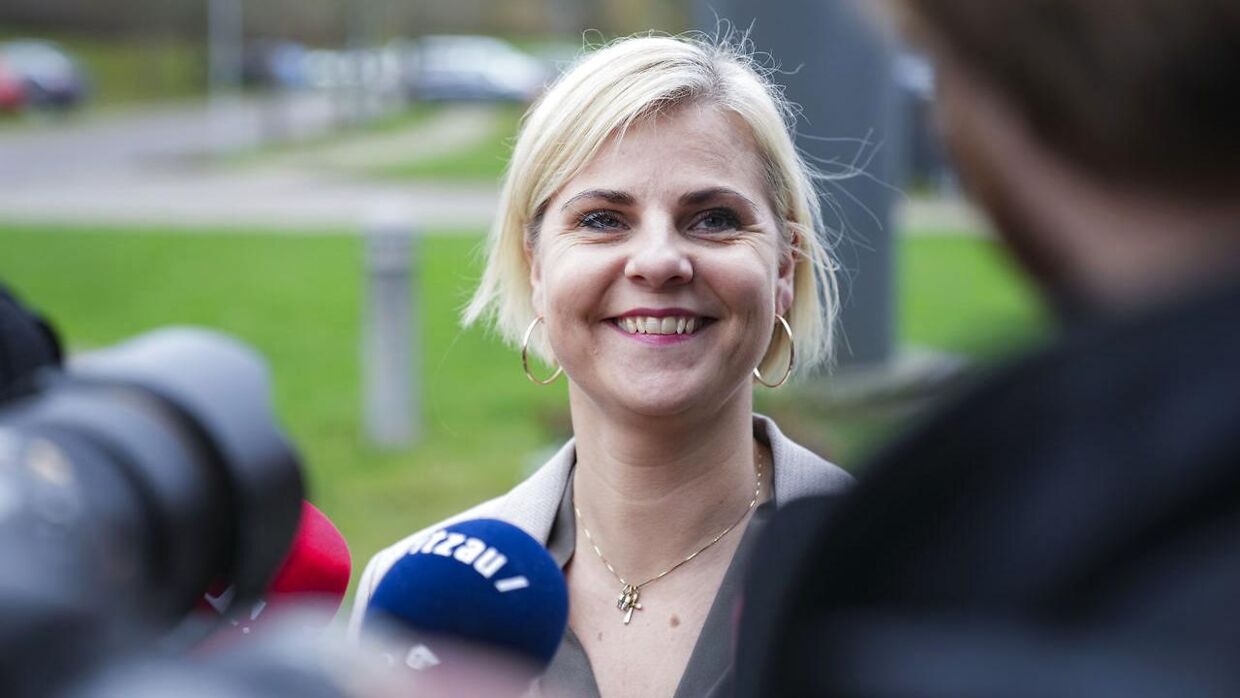 Merete Dea Larsen da hun ankommer til Dansk Folkepartis hovedbestyrelsesmøde om formand Kristian Thulesen Dahls ønske om at trække sig, på Trinity Hotel &amp; Konference Center i Fredericia, lørdag den 20 november 2021.