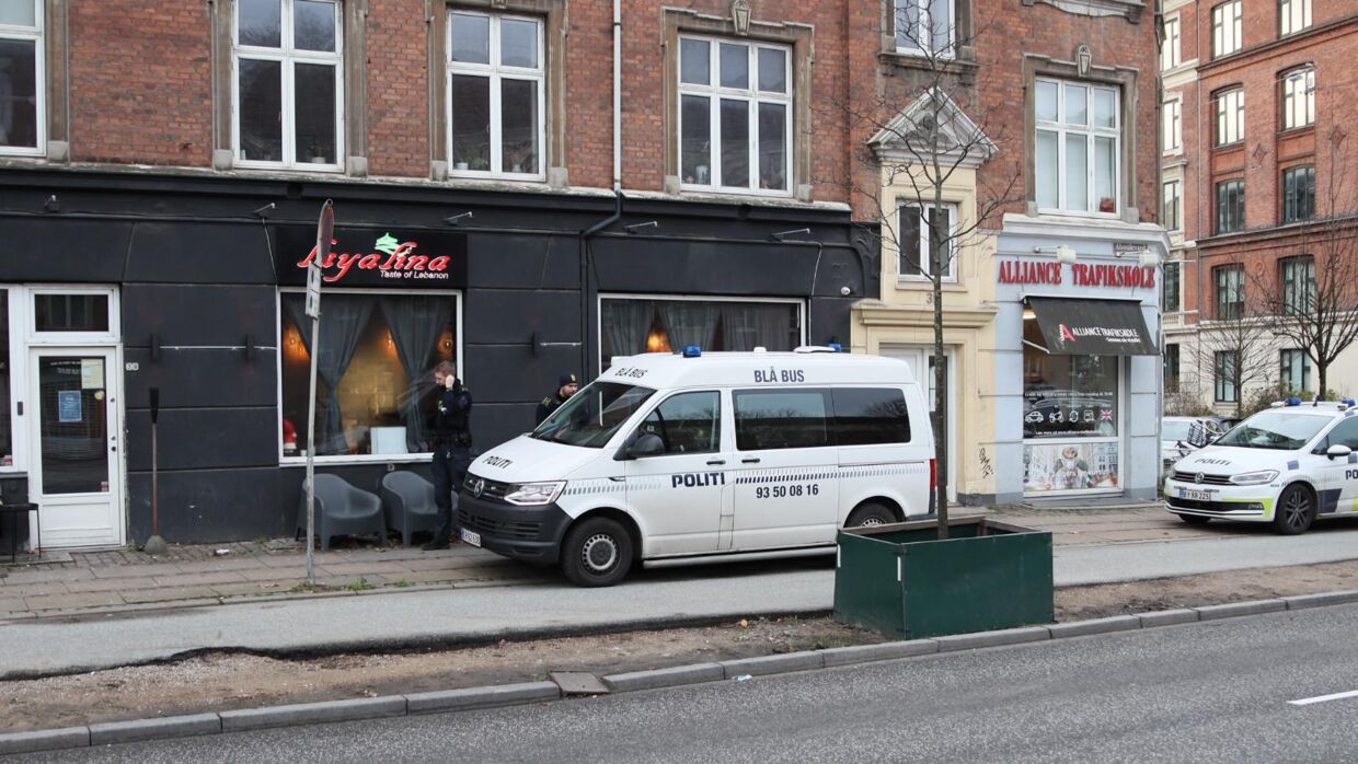 Søndag fortsætter efterforskningen. Længere nede i artiklen kan du se et billede af manden, som Københavns Politi leder efter og mistænker for at stå bag skyderiet den 39-årig mand på en vandpibecafé på Åboulevarden i København.