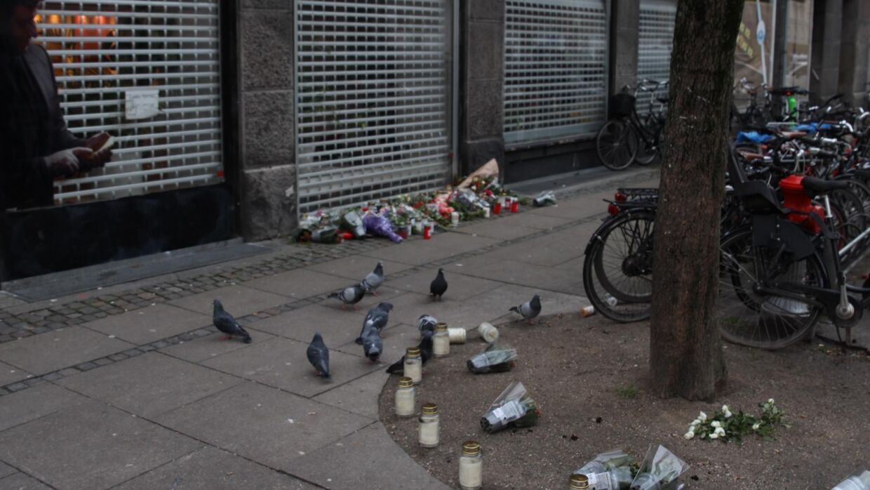 Flere har været forbi med blomster og lys på Nørrebrogade/ Sorgenfrigade, hvor en mand i midten af tyverne mistede livet, efter at han var blevet ramt af skud.