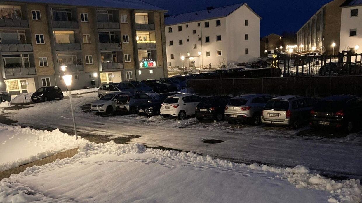 Flere steder i Aalborg var der stadig udfordringer med sne og is på vejene søndag eftermiddag. Billedet her er taget ved Peter Freuchens Vej af B.T.s reporter.