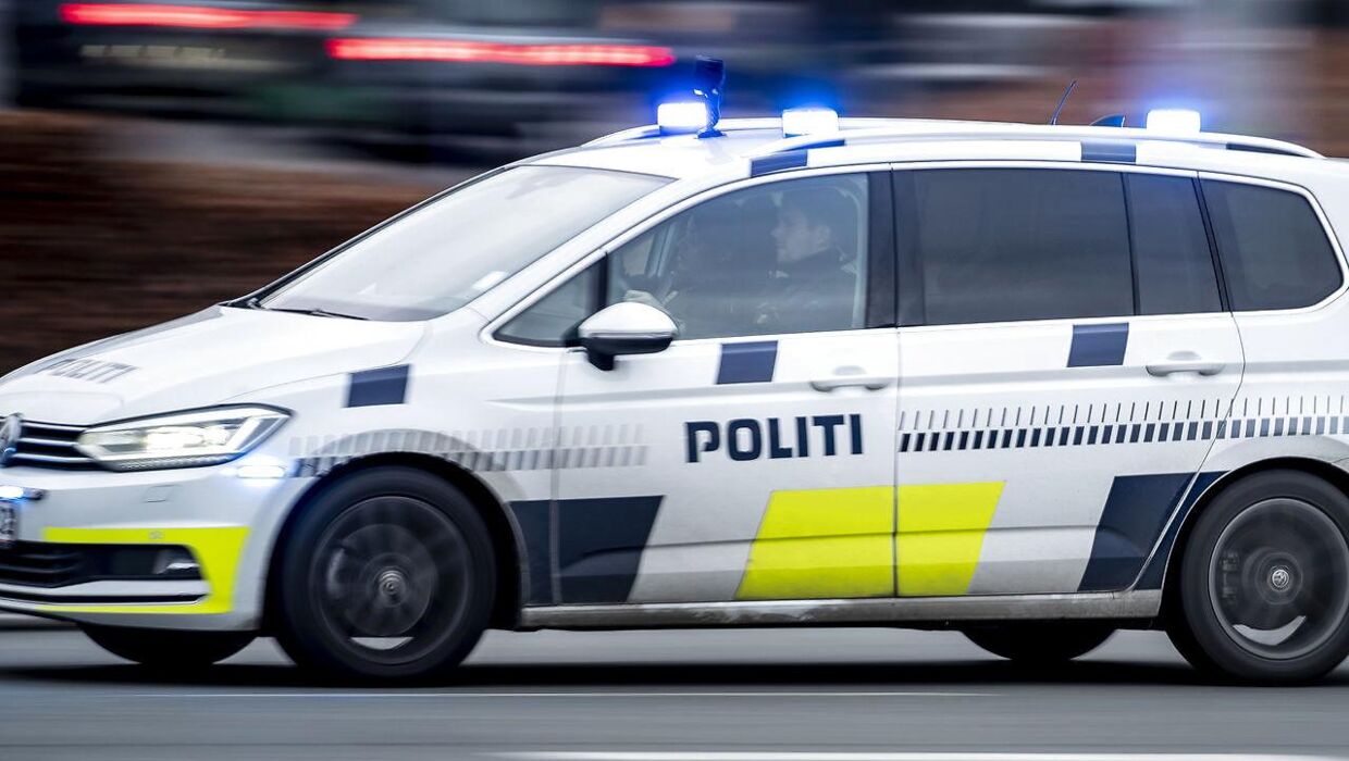 Politiet måtte rykke ud til bilræs i Aarhus. Det endte dog med, de fik kastet snebolde efter sig.
