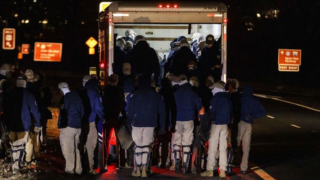 Medlemmer af Patriot Front på vej ud af Washington D.C. bag i en flyttevogn.