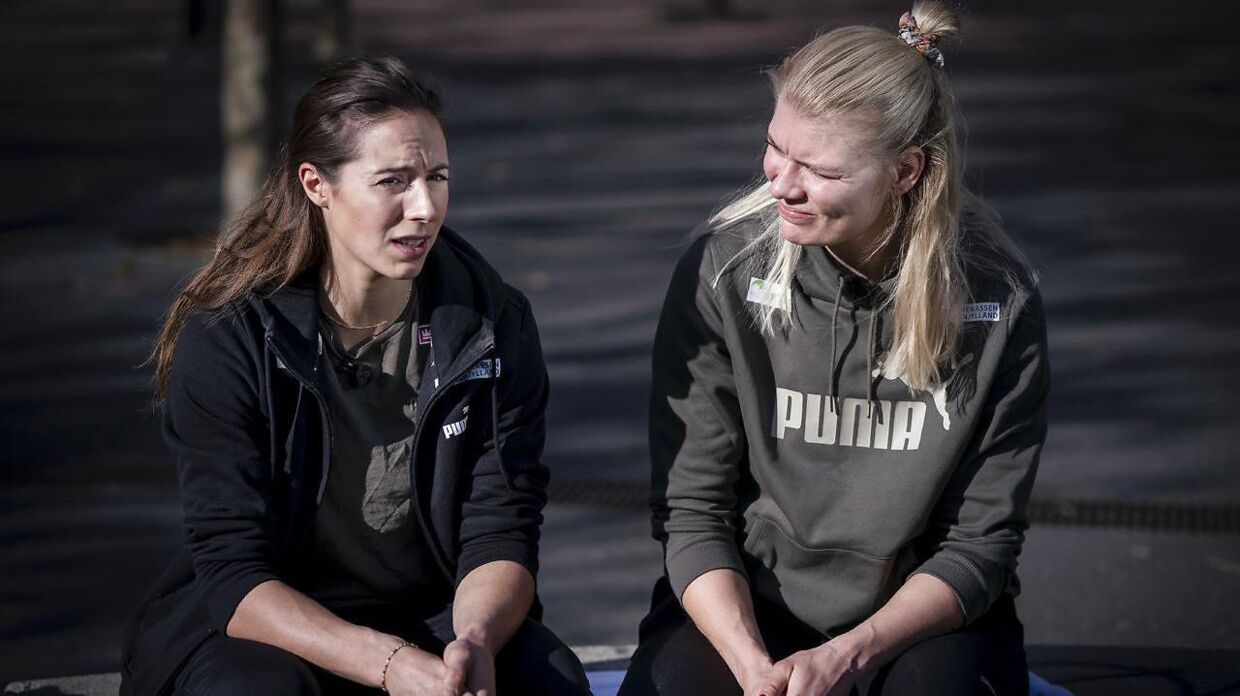 Louise Burgaard og Kathrine Heindahl under dagens pressemøde i Barcelona, der foregik udenfor, tirdag den 7 december 2021.