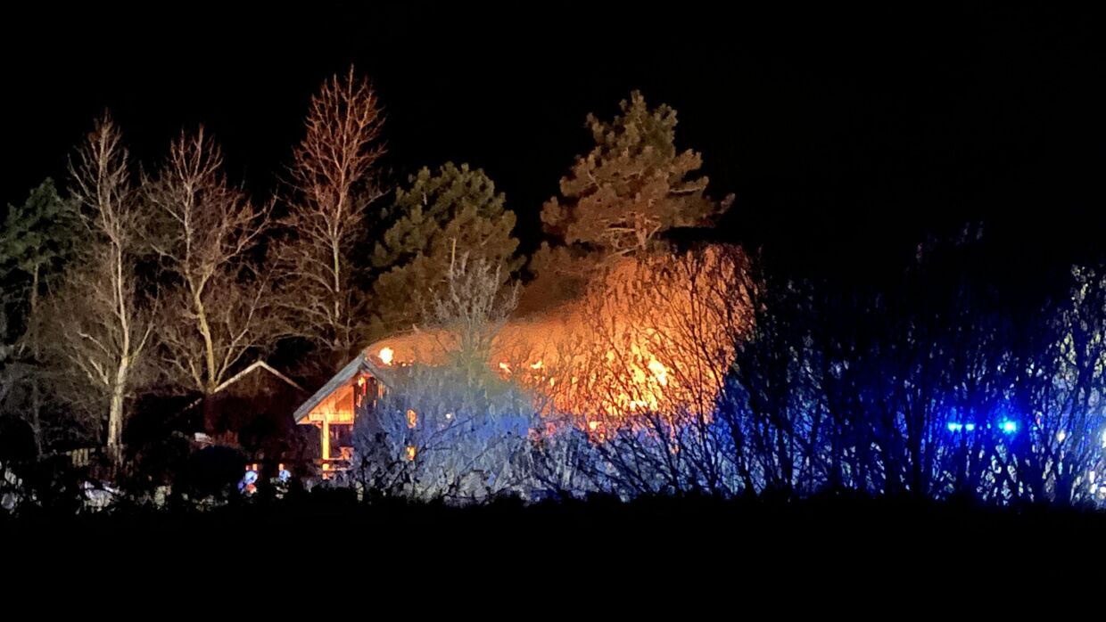 Sommerhuset brænder formentlig helt ned, ifølge vagtchefen. Foto: Presse-fotos.dk