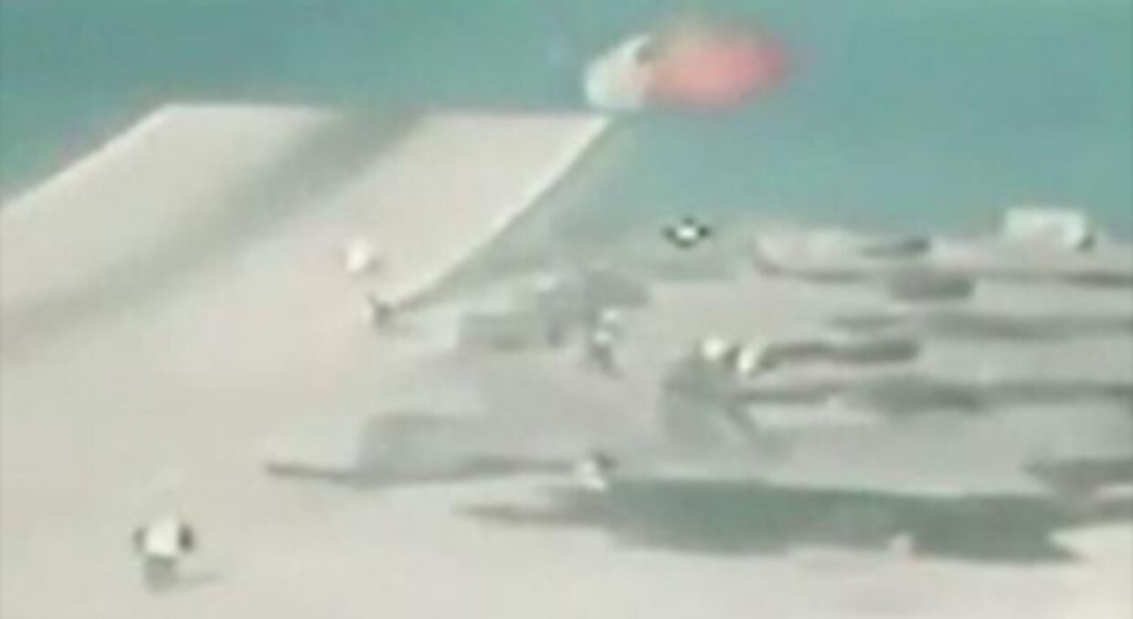 Her går det galt for F-35B-jetjageren. Den styrter i havet, men kaptajnen skyder sig ud med katapultsædet.