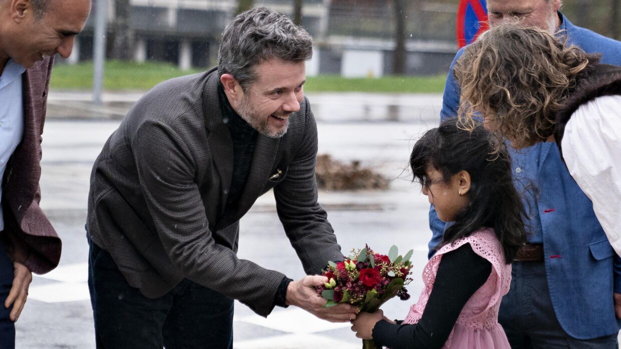 Kronprins Frederik får en buket af blomsterpigen, Mira Azad-Ahmad ved ankomsten til Gellerup.