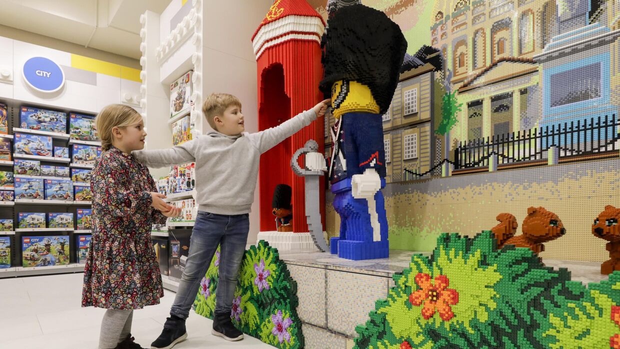 Mere end 350.000 LEGO-klodser skaber en helt særlig stemning, hvor store og små LEGO fans kan gå på opdagelse i et helt nyt butiksunivers, LEGO Koncernen har udviklet med afsæt i netop fans. Foto: Pressefoto/LEGO