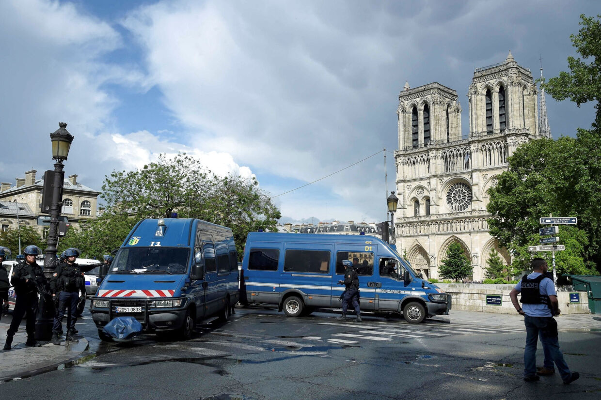 Den franske hovedstad, Paris, har flere gange i de seneste år oplevet masseangreb eller episoder, hvor politiet er blevet angrebet. Sikkerheden har været forhøjet siden 2015, hvor Paris blev ramt af flere omfattende angreb. Først mod satiremagasinet Charlie Hebdo, og siden mod blandt andet spillestedet Bataclan. (Arkivfoto) Bertrand Guay/Ritzau Scanpix