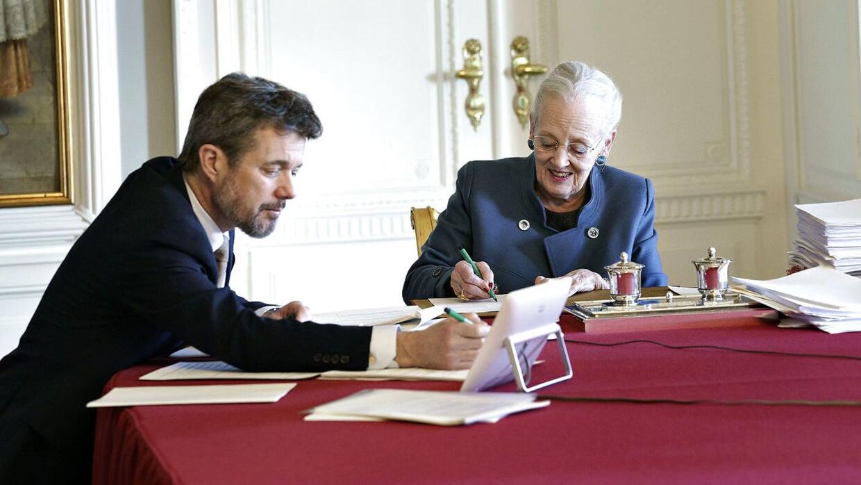 Sådan så statsråd ud i 2021: Dronning Margrethe og kronprins Frederik til virtuelt statsråd i Statsrådssalen på Christiansborg Slot.