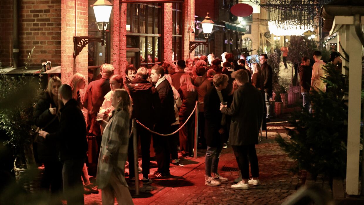 Folk flokkedes foran diskotekerne i Odense natten til fredag. 