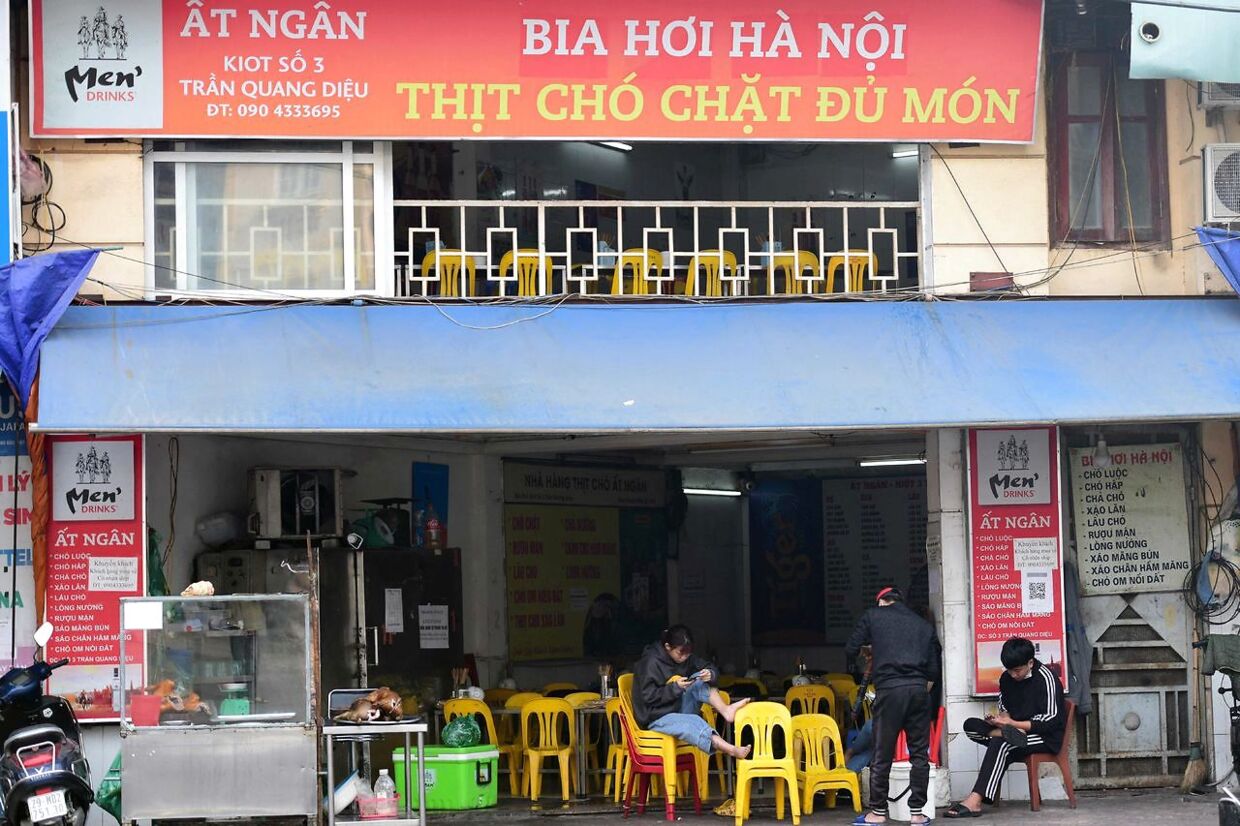 Staben venter på kunder i en hundekødsrestaurant i Hanoi.