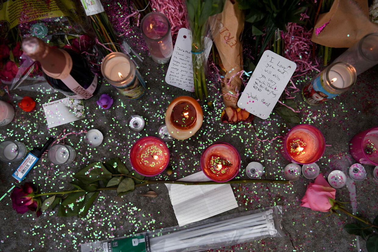 Blomster og lys til minde om de koncertgæster, der døde under Travis Scottkoncerten i november på festivalen Astroworld. Foto Callaghan O'Hare.