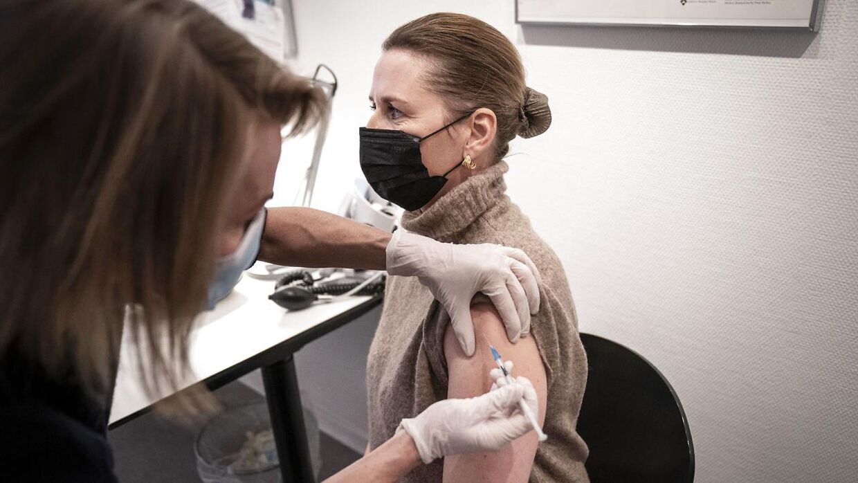 Statsminister Mette Frederiksen (S) får sin tredje covid-vaccination i Ballerup, mandag den 13. december 2021.. (Foto: Mads Claus Rasmussen/Ritzau Scanpix)