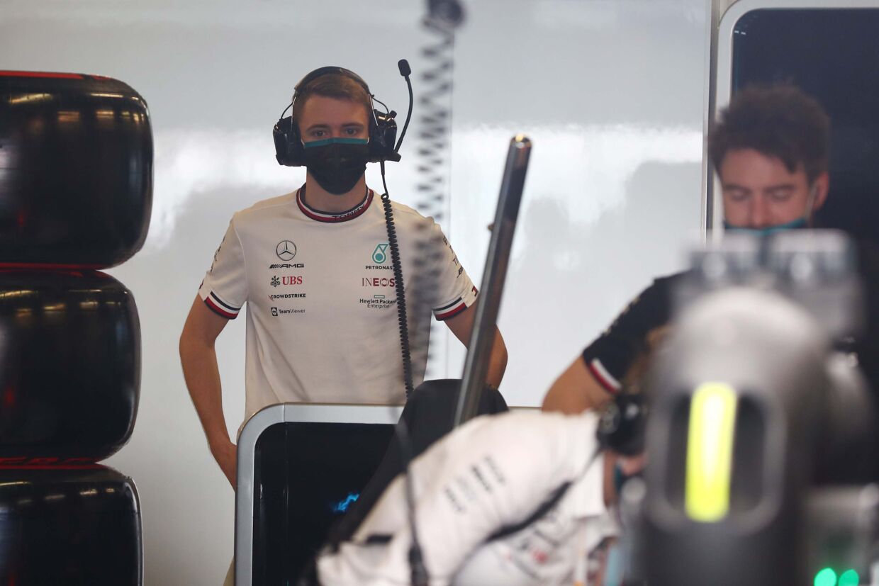 Juniorkører Frederik Vesti er i dag på plads i Mercedes-pitten, hvor han følger Nyck de Vries og George Russell under Formel 1-testen i Abu Dhabi.
