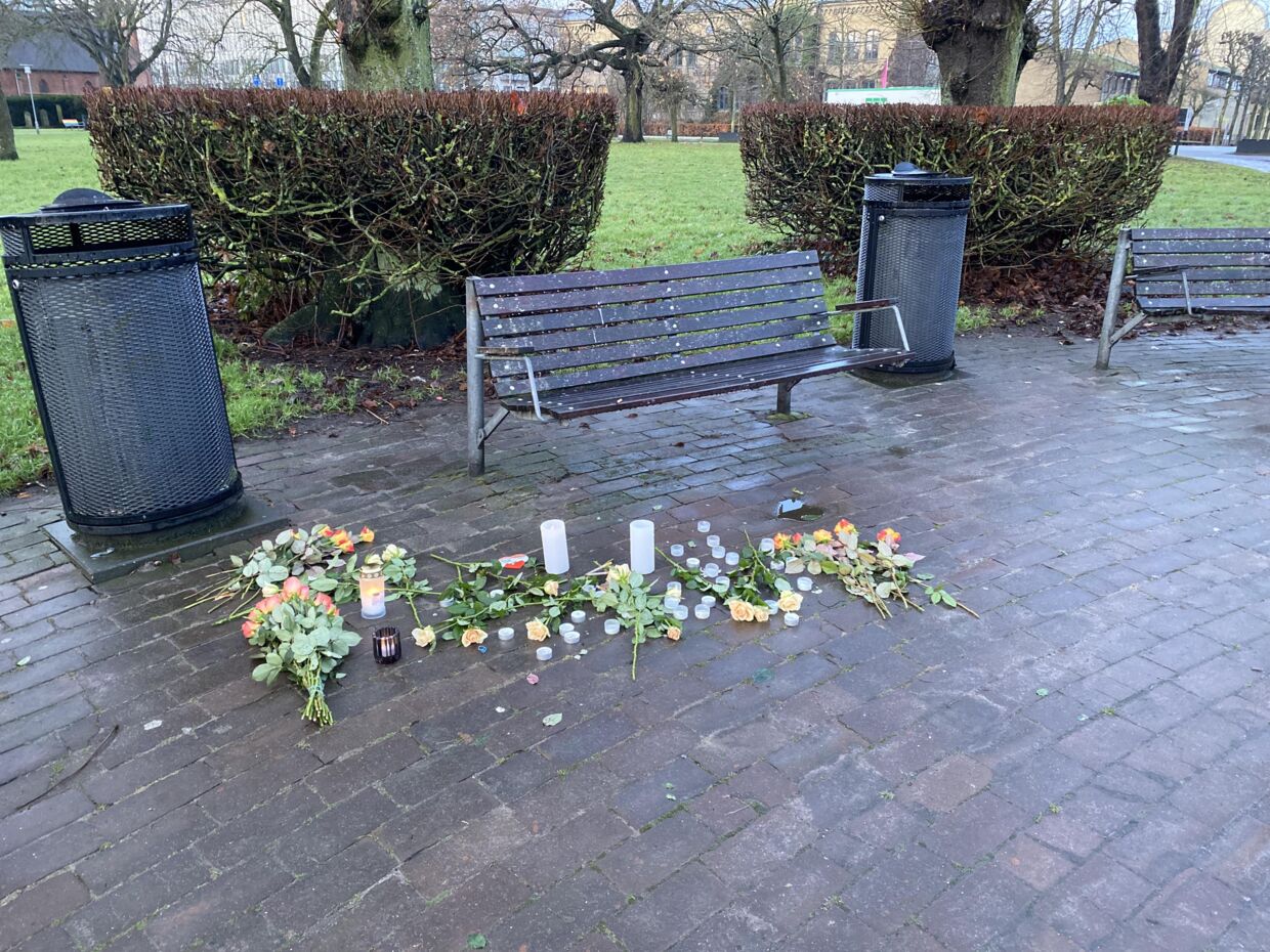 Flere har været forbi gerningsstedet i Rådhusparken og lægge blomster i den 34-årige mands minde. Foto: Nina Gaunø Fredberg 