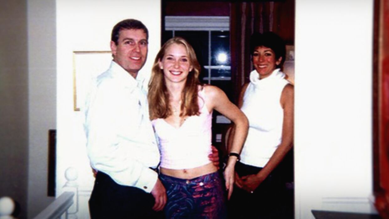 Det efterhånden så velkendte billede fra 2001 af prins Andrew og Virginia Giuffre med Ghislaine Maxwell i baggrunden.