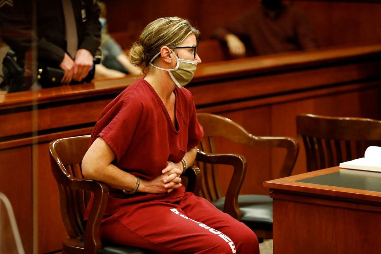 Den 43-årige Jennifer Crumbley er iført lænker i retten.