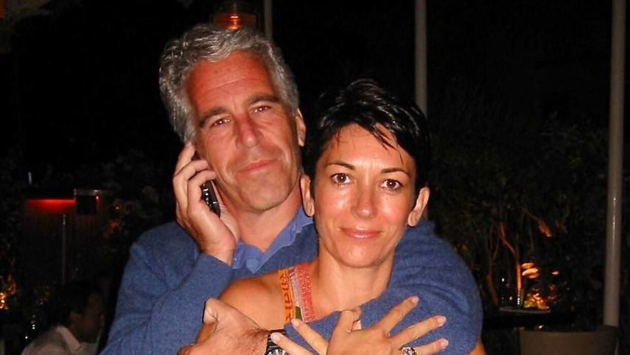 FBI fandt ved en ransagning flere billeder af Epstein og Maxwell, der viser, at de havde et kæresteagtigt forhold.