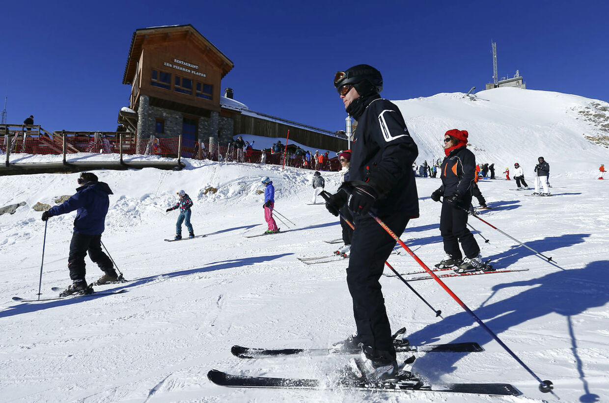 (ARKIV) People ski on the top of Saulire mountain in Meribel on December 30, 2013. Undgå, at skader spolerer din skiferie, ved at træne kroppen op til en tur på løjperne. Det skriver Ritzau, onsdag den 22. januar 2020. (Foto: RUBEN SPRICH/Ritzau Scanpix)