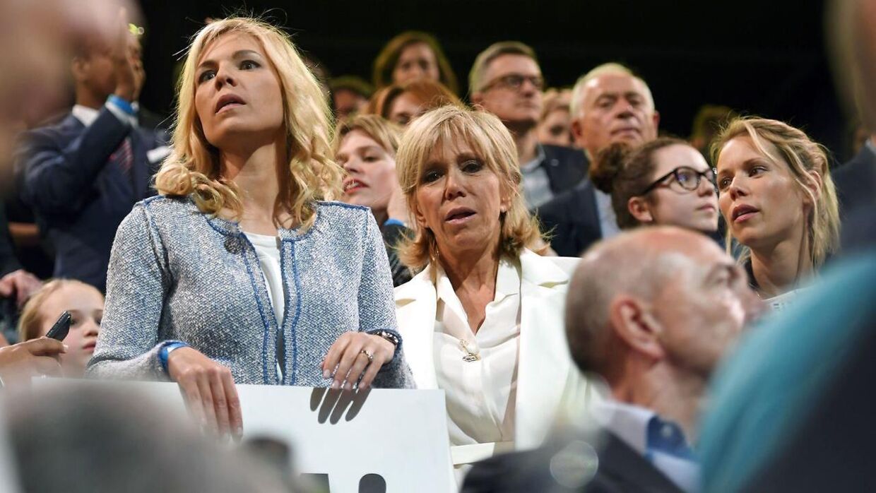 Her ses Brigitte Macron med sine to døtre.