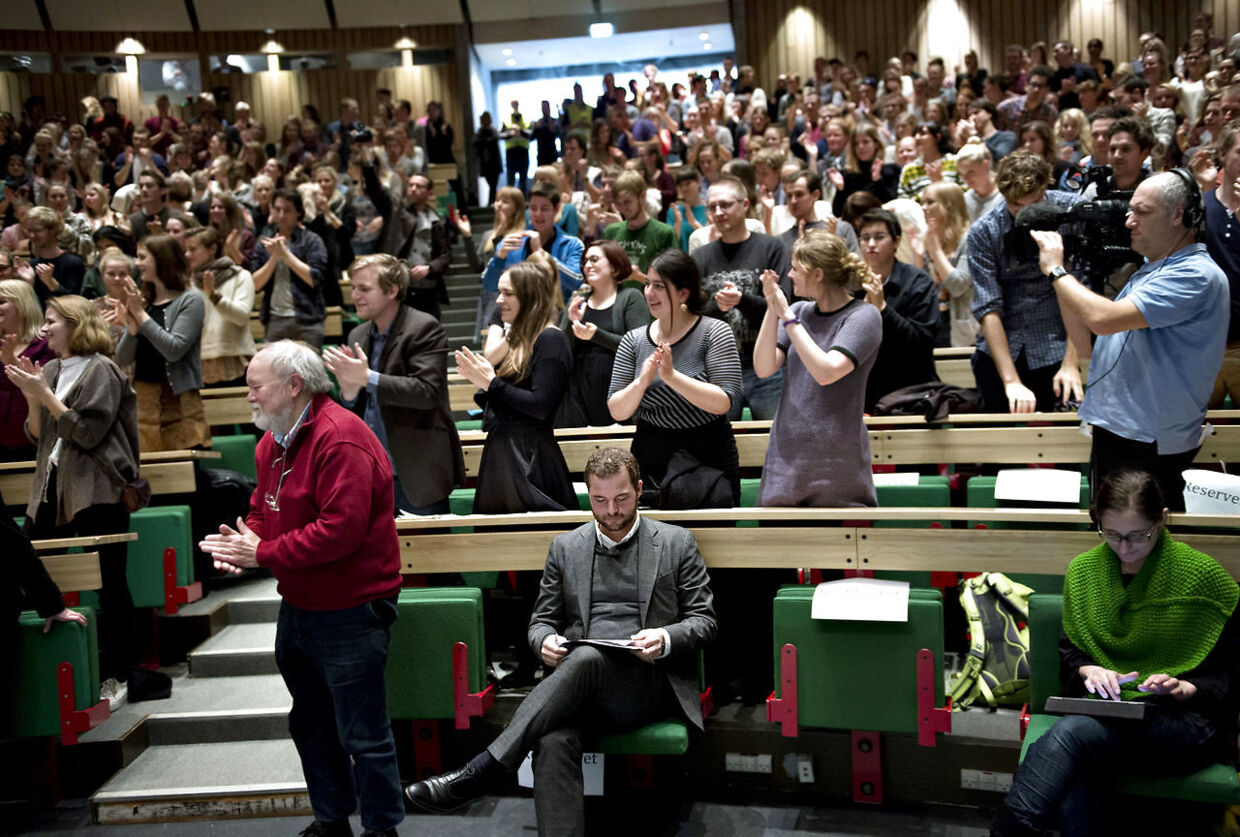 Minister for forskning,   innovation og videregående uddannelser Morten Østergaard taler med de studerende på Panum Instituttet i København torsdag 5. december 2013