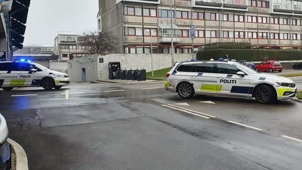 Politiet til stede ved Hallingparken i Brøndby ved København kort efter det dødelige skyderi.