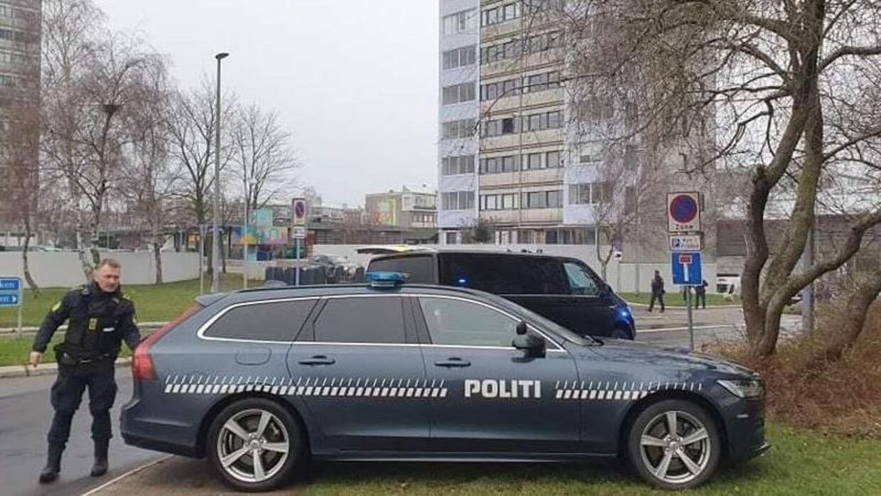Den 22-årige mand var dødeligt såret af flere skudlæsioner, da de første patruljevogne nåede frem til gerningsstedet i Hallingparken i Brøndby Strand 28. december 2021. Han afgik efterfølgende ved døden.