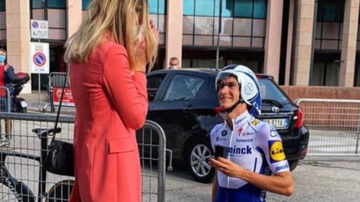 Danske Mikkel Honoré valgte iført fantomdragt og aerodynamisk hjelm at gå ned på knæ for at fri til sin italienske kæreste under Giroen i 2020. Nu skal de giftes 14. oktober.