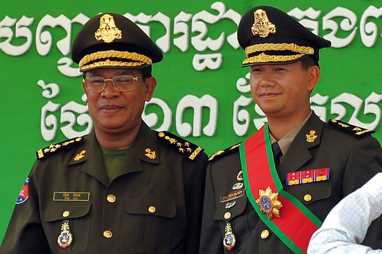 Premierminister Hun Sen poserer sammen med sin søn Hun Manet, der er favorit til at efterfølge ham, som landets stærke leder.
