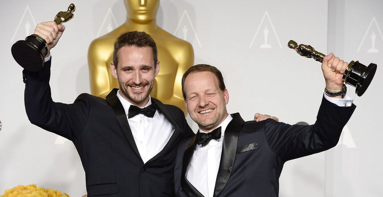 Anders Walter (tv.) og Kim Magnusson (th.), da de vandt en Oscar med kortfilmen 'Helium'.