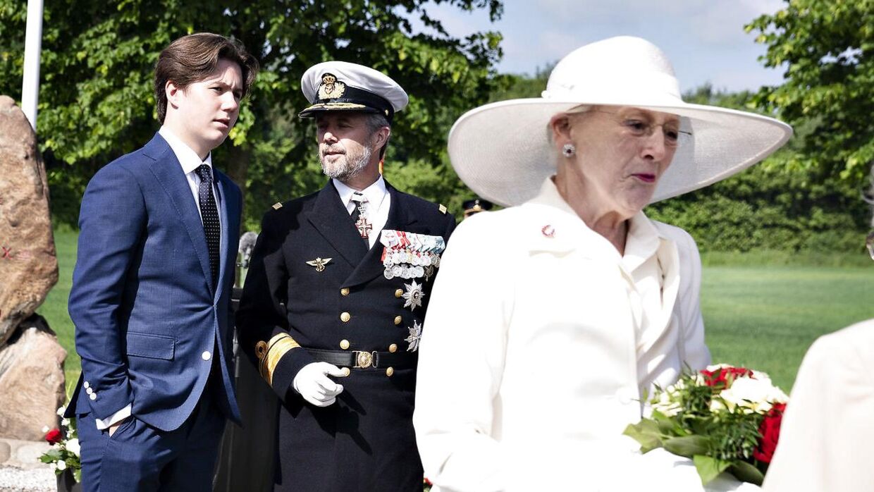 Dronningen, kronprinsen og prins Christian kører over den gamle grænse i karet, ved Frederikshøj, søndag den 13. juni 2021.