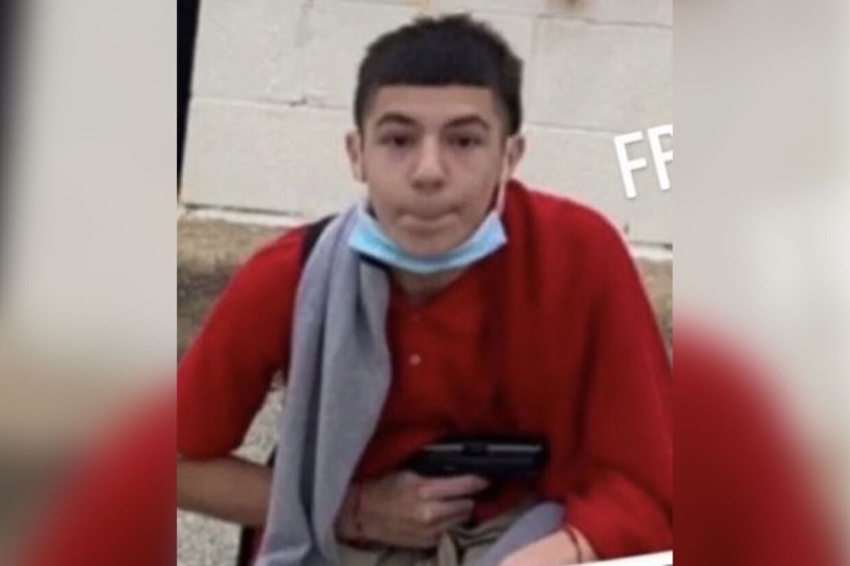 Den 14-årige Abel Elias Acosta er på flugt fra politiet. Han dræbte tre teenagere på en tankstation i byen Carland, der ligger nordøst for Dallas i Texas, USA.