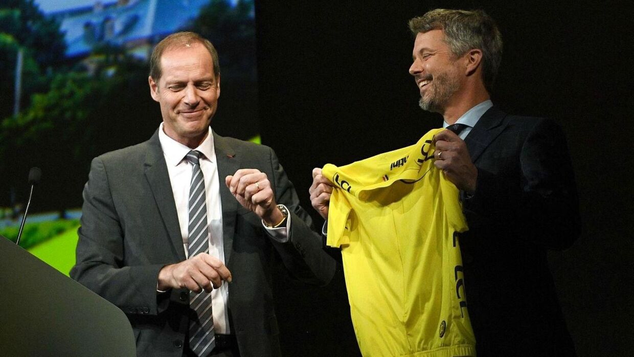 Tour-kongen Christian Prudhomme giver kronprins Frederik en gul førertrøje under rutepræsentationen af Tour de France 2022.
