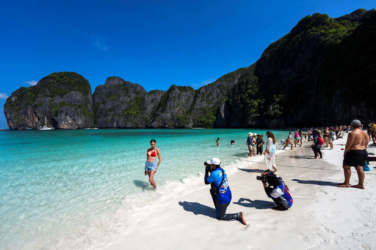 Turister kan igen komme til Maya Bay på Phi Phi Leh i Thailand, efter stranden og bugten har været lukket i mere end tre år.
