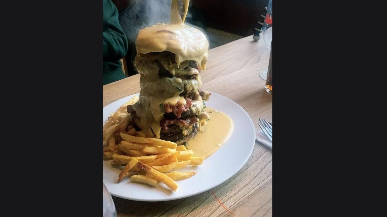 Den enorme burger koster 285 kroner, men kan du spise den på under en halv time, får du den gratis.