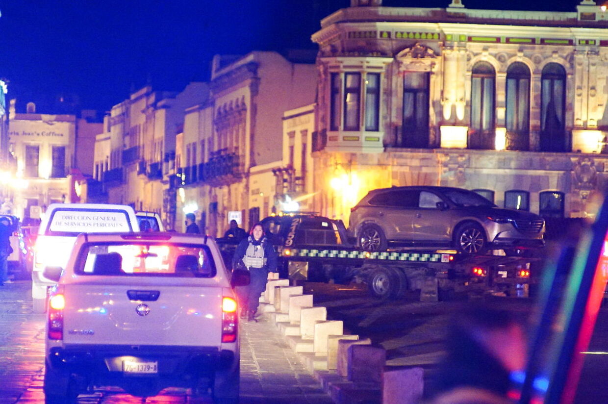 Politiet er i gang med arbejdet på stedet, hvor de fandt bilen med de ti lig, ved det lokale regeringspalads i byen Zacatecas i Mexico.