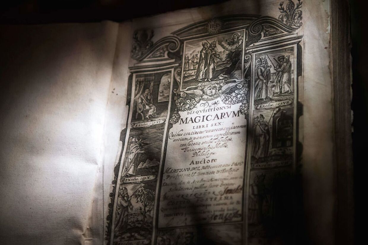Opslaget med Disquisitionum Magicarum bliver vist på heksemuseet i Ribe.