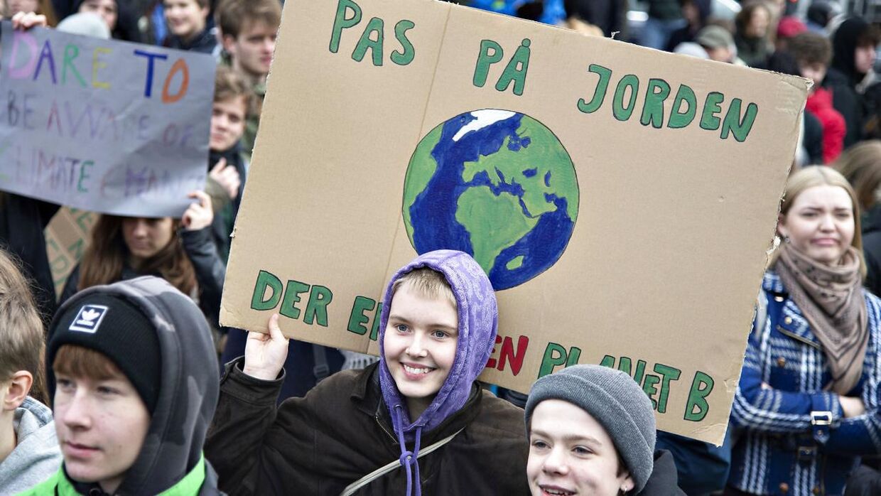 Foto af skoleelever fra Aarhus med bannere på Rådhuspladsen under International Klimastrejke i Aarhus, fredag 15. marts 2019.