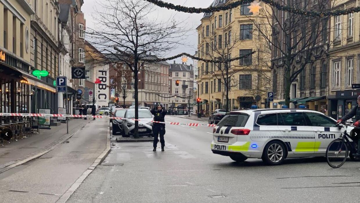 Politiet er søndag til stede på Falkoner Allé på Frederiksberg, hvor en person er blevet ramt af skud.