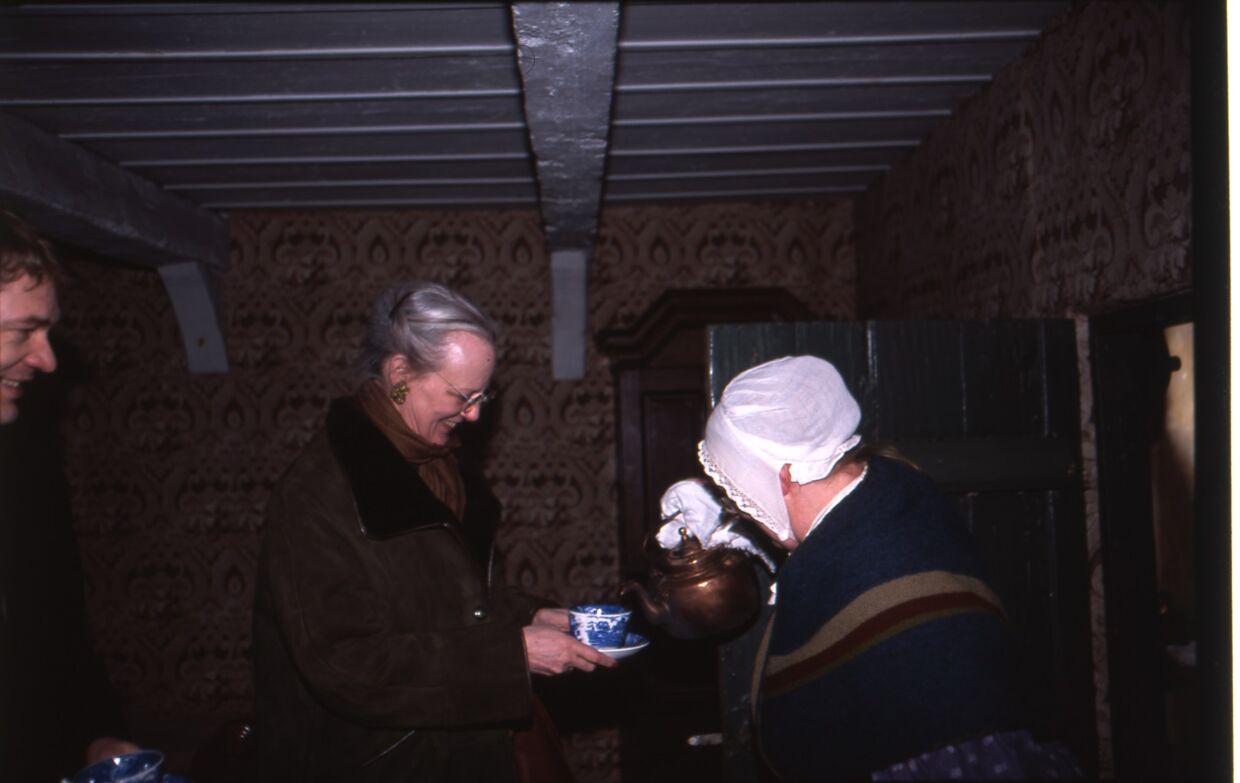 Dronning Margrethe til kaffe hos skomagermadammen 27. marts 2002.