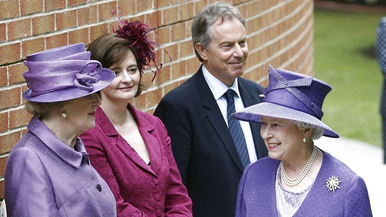 Dronning Elizabeth med Storbritaniens tidligere premiereminister Margaret Thatcher, tidligere ministerfrue Cherie Blair og tidligere premiereminister Tony Blair i 2007.&nbsp;