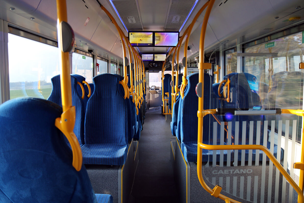 Sæderne har den velkendte blå farve. Brintbussen ligner således de sædvanlige busser. Pressefoto: Toyota