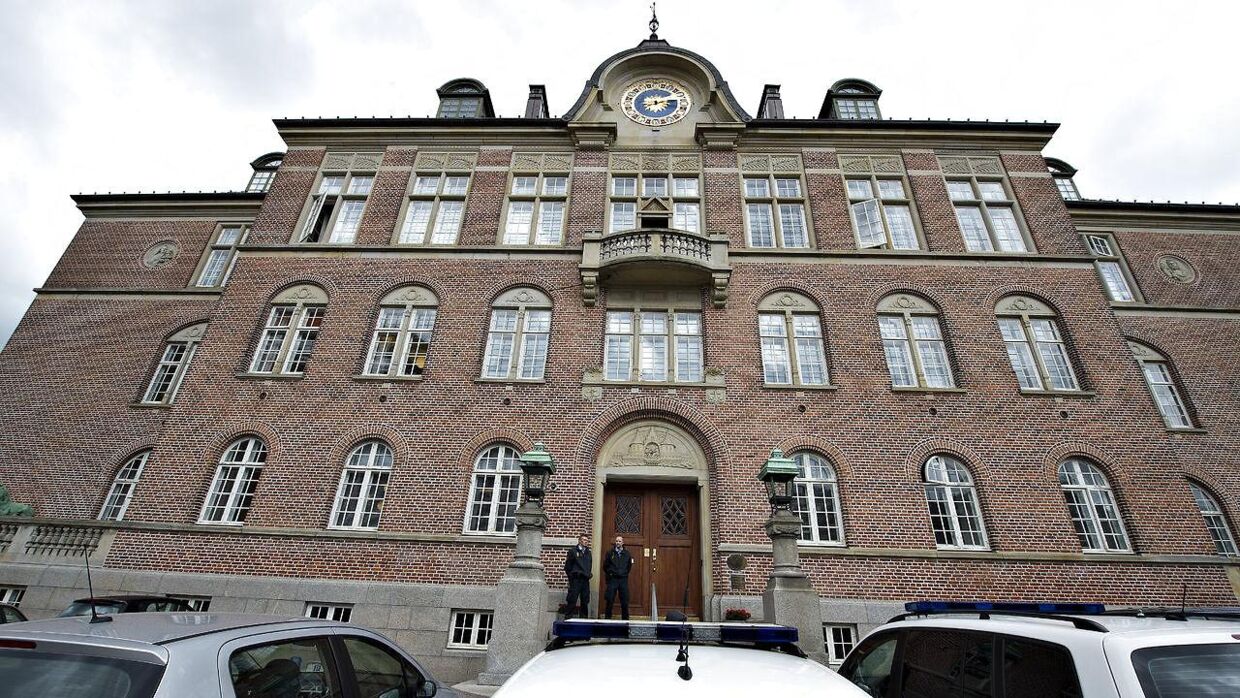 Sagen var berammet til torsdag og fredag i denne uge ved Retten i Aarhus, men er blevet udskudt på ubestemt tid, da den tiltalte har fået corona.
