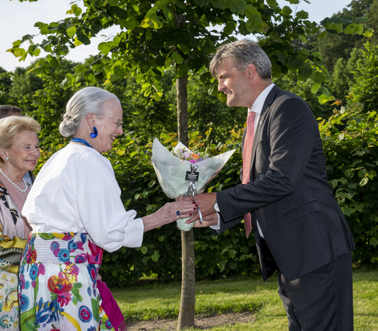 Til sommerballet på Fredensborg i 2019 havde Dronningen fundet de koboltblå ørestikker frem. Foto Klaus Bo Christensen.
