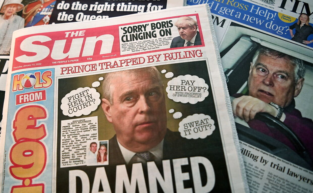De britiske aviser har fuld fokus på sagen mod den britiske prins i disse dage. Her er det torsdagens forsider. Foto ANDY RAIN. 