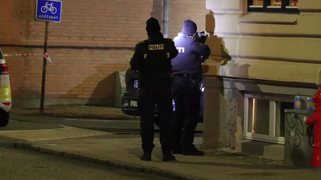 Bevæbnede betjente var til stede ved en lejlighed på Dannebrogsgade i det centrale Aalborg sent torsdag aften og natten til fredag.