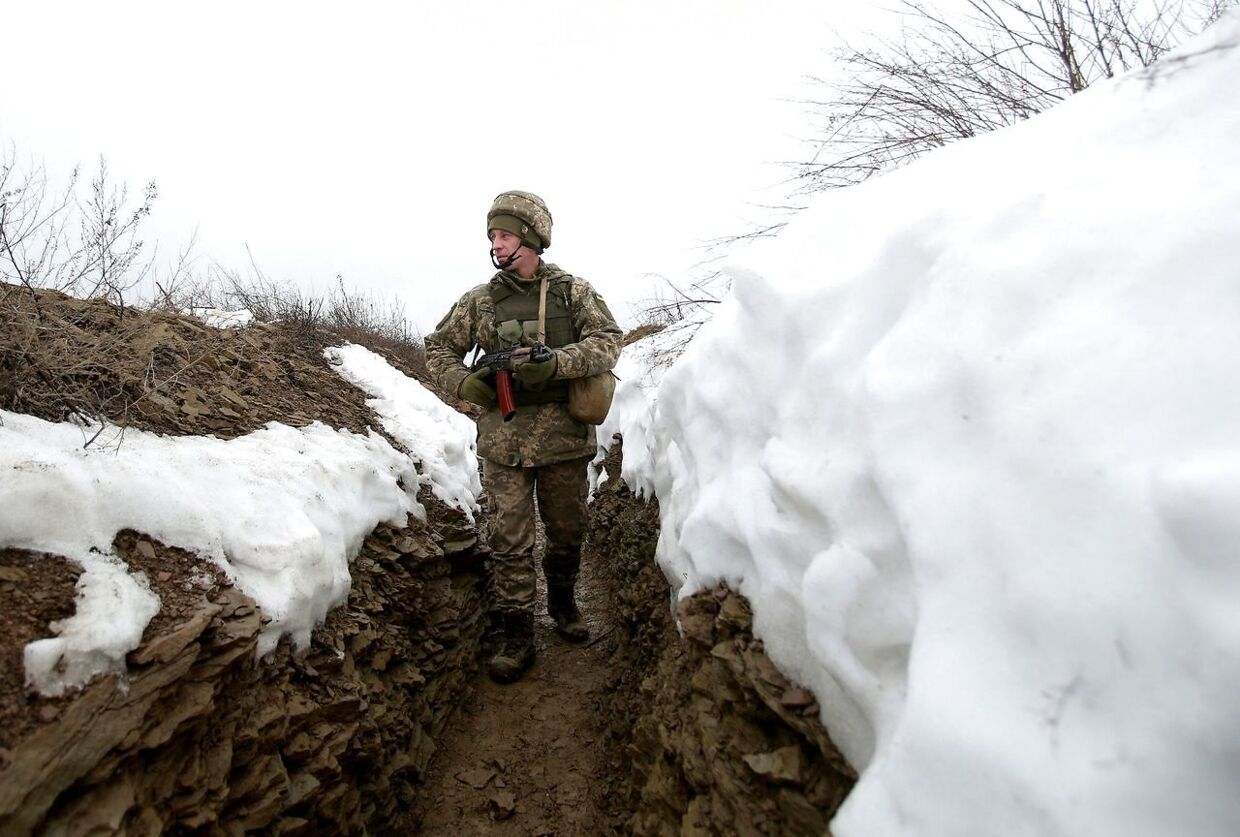 Ukrainsk soldat patruljerer i skyttegravene ved den russiske grænse.