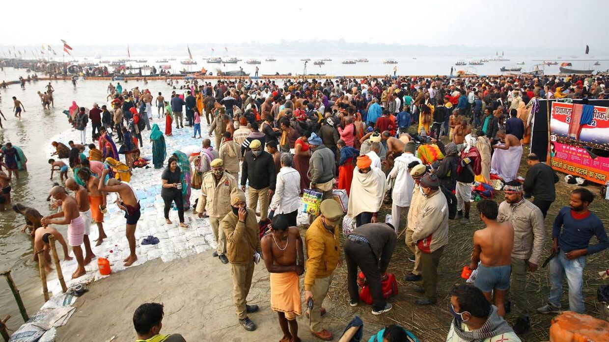 Selvom smittetallende stiger har tusinder af hinduer alligevel valgt at gennemføre en religiøs festival. 